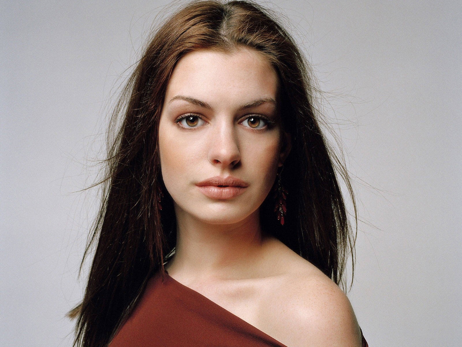 [Anne Hathaway 47 1600x1200 unique desktop wallpapers[2].jpg]