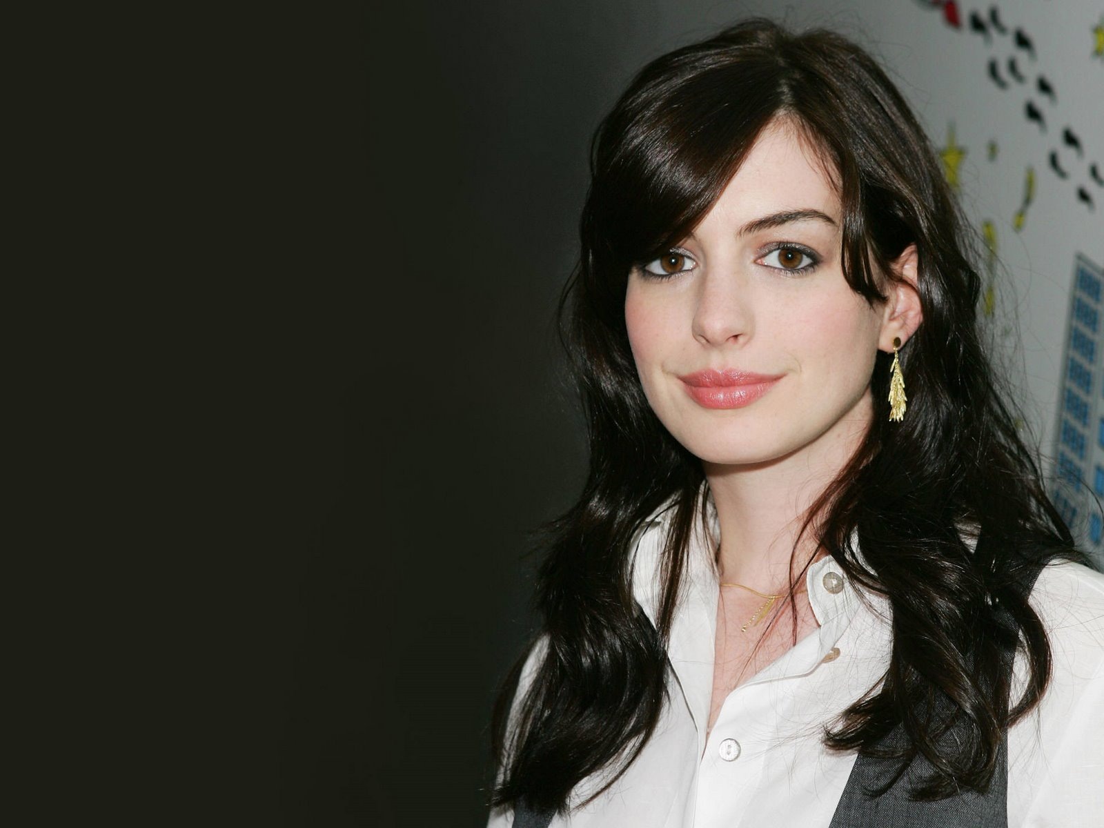 [Anne Hathaway 63 1600x1200 unique desktop wallpapers[2].jpg]