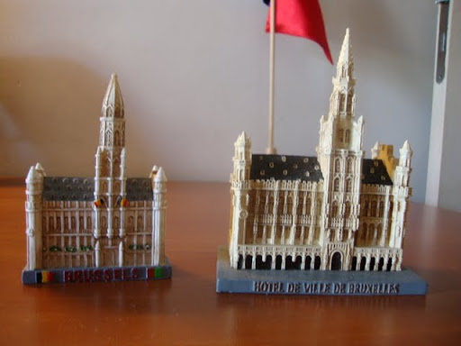 Na foto, duas miniaturas do Hotel Deville,a Câmara Municipal de Bruxelas, Bélgica