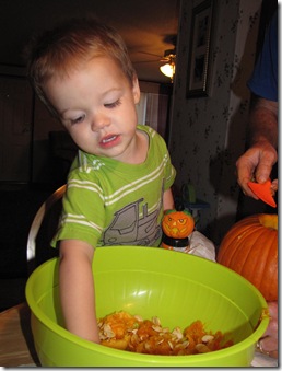 carving the pumpkin 037