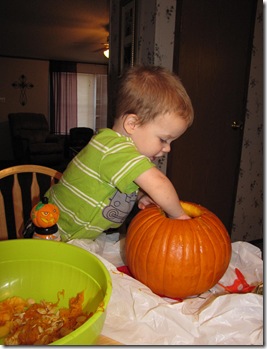 carving the pumpkin 045