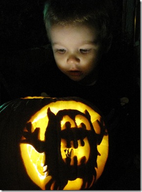 carving the pumpkin 081