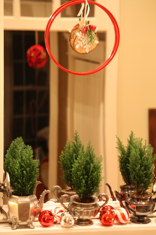 [hats and christmas mantel 124[7].jpg]