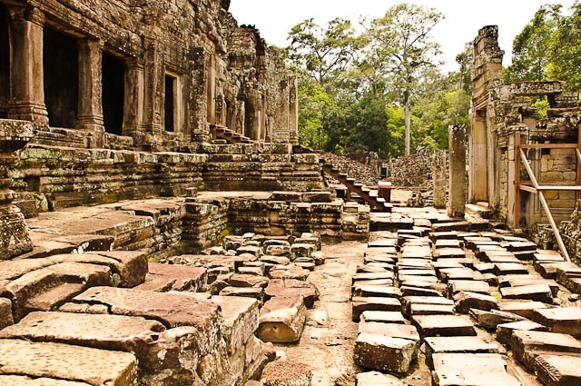[2011_04_25-D130-Angkor-Wat--Angkor-T[65].jpg]