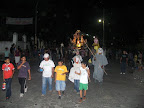 asi pasaron por la iglesia los del Tejar ya era carnaval....jpg