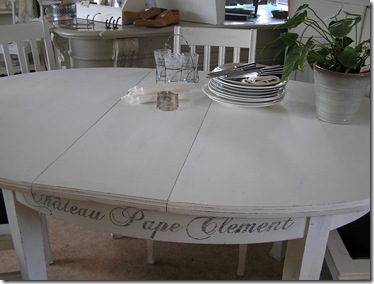 Ovalt matbord franska vinnamn närbild iläggsskiva