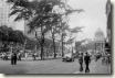 Cinelândia nos anos 50, vista em direção ao Palácio Monroe ao fundo. Na calçada à direita, situava-se o cine Odeon e o Bar Amarelinho. Os bares apresentavam música ao vivo, geralmente violino, flauta e piano