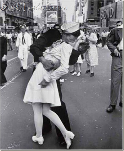 Uma das fotos mais famosas do mundo, de um marinheiro americano chegando da guerra e beijando uma mulher desconhecida na rua