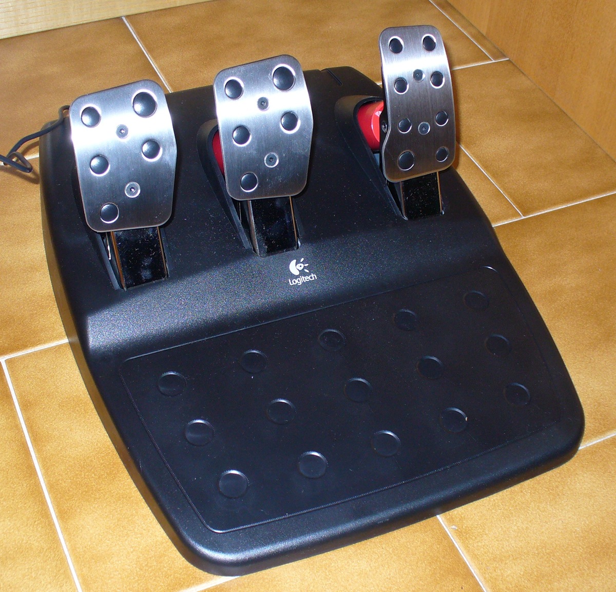 [Logitech G25 pedaliera[12].jpg]