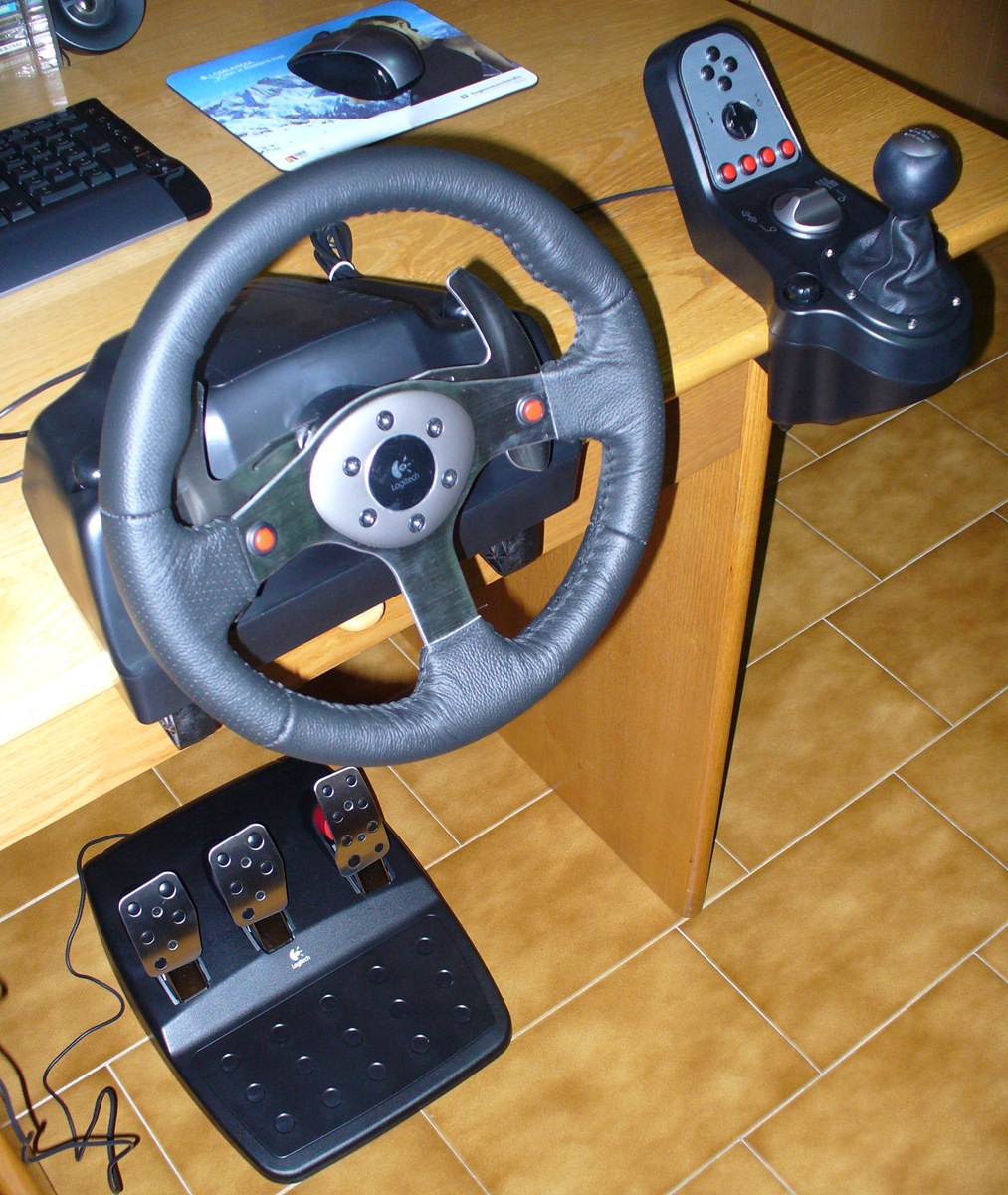 [Logitech G25 completo[10].jpg]