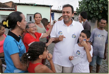 24.08.2010 – Política – Carlos Eduardo durante caminhada no Bairro Bom Pastor – Foto: Alex Régis/ Ágil Fotografia