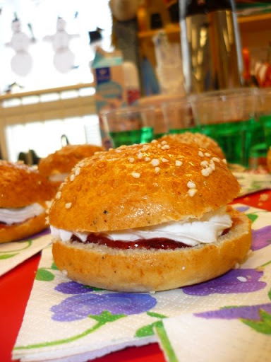 Pulla fourrée à la confiture et à la Chantilly (pour renforcer les airbags naturels lors des desentes de luge!)