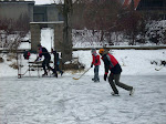 nem�li jsme dost hokejek, tak�e na�e hra byl hokejfootpuk.