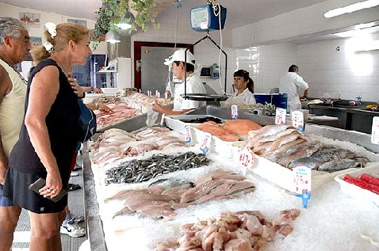 La gente se fija si hay algun pulpo parecido a Paul pescaderia pulpo paul