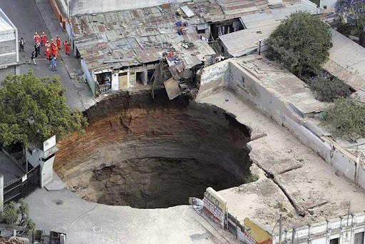 Lubang Raksasa muncul di tengah kota | Guatemala Sinkhole Foto 
& Video