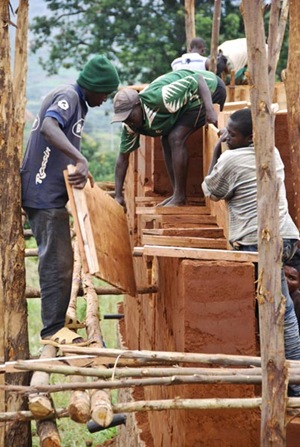 The scaffolding is particularly useful on the high sides of the foundations. This particular section will end up eight layers high at the peak, which with the foundation will be around 5.5m or 18 feet. The scaffolding is particularly useful on the high sides of the foundations. This particular section will end up eight layers high at the peak, which with the foundation will be around 5.5m or 18 feet.