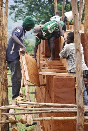 The scaffolding is particularly useful on the high sides of the foundations. This particular section will end up eight layers high at the peak, which with the foundation will be around 5.5m or 18 feet. 