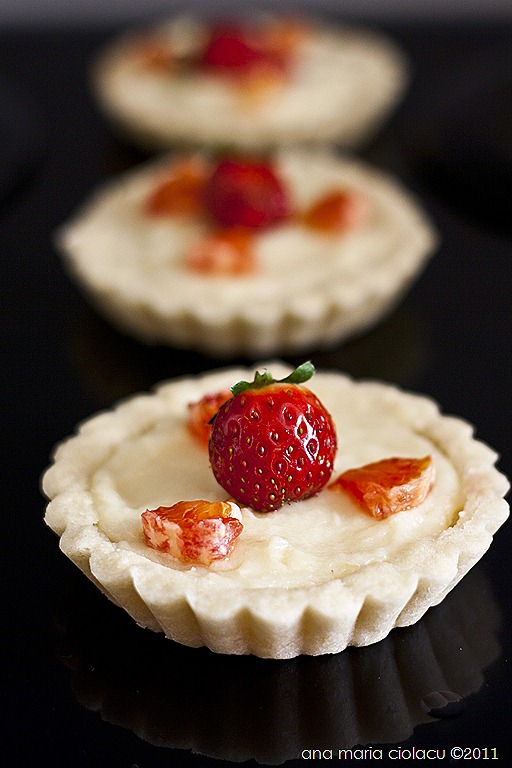 [1Mini tarte cu crema pasticcera si capsuni[7].jpg]