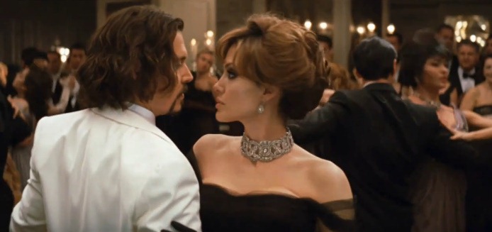 [The-Tourist_Johnny-Depp-Angelina-Jolie-dance_trailer1.bmp1[6].jpg]