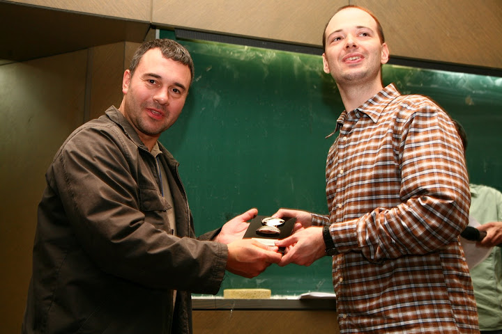 Richard Morgan uručjue nagradu SFERA Zoranu Krušvaru