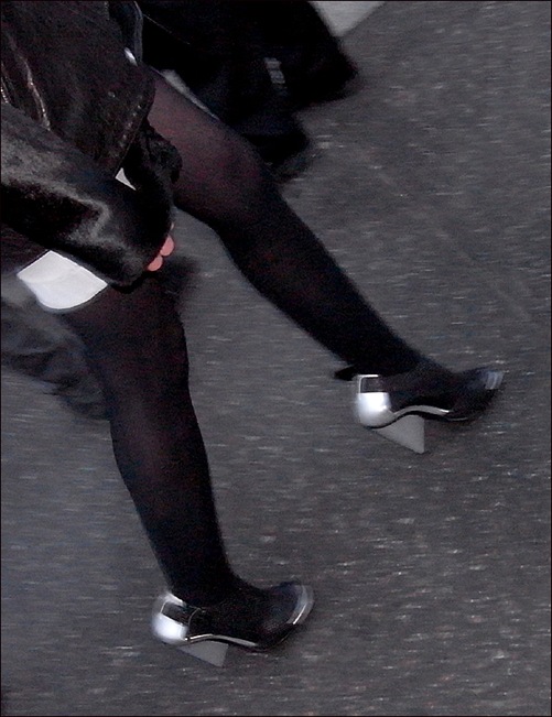 w black leather coat tights black-sliver shoes 3