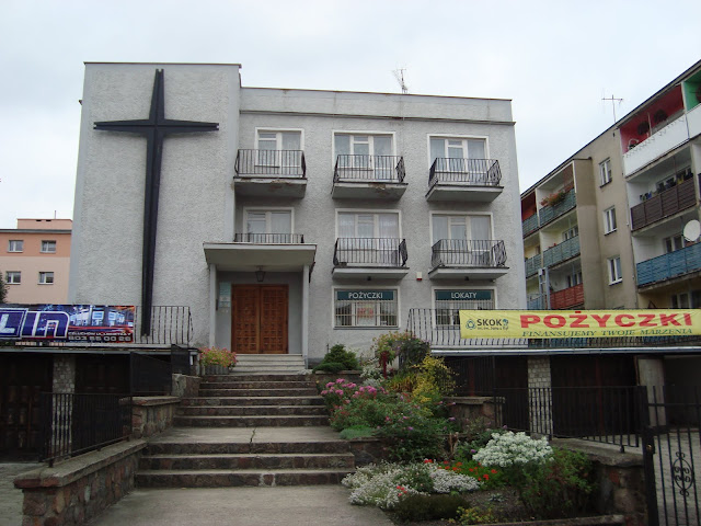 Zagadka - co to za budynek? a) centrum pożyczek, b) kościół, c) kino osiedlowe