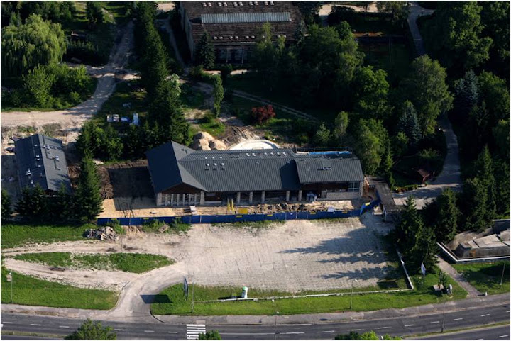 Aktualny budynek wejścia głównego z salami dydaktycznymi