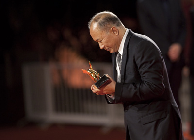 Director John Woo accomplishes the applause after receiving the Golden Lion for Lifetime Achievement award at the 67th edition of the Venice Film Festival in Venice, Italy, Friday, Sept. 3, 2010. (AP Photo/Andrew Medichini)͍Ԫ