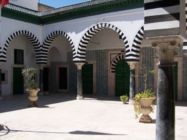 [113 -  Túnez, la medina. La construcción de la  Madrasa del Palmero se remonta a 1714..[6].jpg]