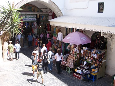 [097 - Túnez, la medina. Otra vista del zoco de Attarine desde lo alto de la galería de la Gran Mezquita Jamâa ez Zitouna.[6].jpg]