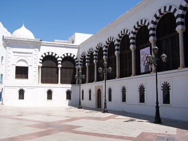 [179 - Túnez, la medina. La Mezquita Hammouda Pachá contiene el mausoleo de ese santo, pero su entrada está vetada a los no creyentes.[6].jpg]
