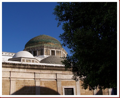 208 - Túnez, la medina. Cada cúpula del Tourbet el Bey corresponde a una cámara funeraria, donde se hallan las tumbas de soberanos, familiares y algunos de sus ministros.