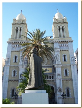 025 - Túnez, ante el templo católico se yergue la estatua del sabio andalusí Ibn Khaldoun.