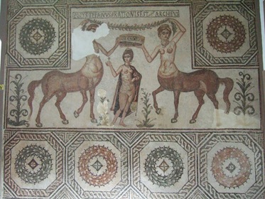 [344 -  Túnez, Museo Nacional del Bardo. Mosaico que representa a Venus coronada por dos centauros. Ellés, s. II d. C.[6].jpg]