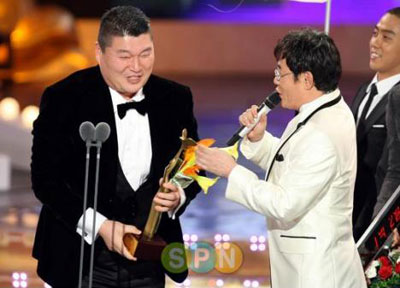 Kang Ho Dong ได้รับรางวัล Entertainment DaeSang เป็นปีที่ 2 ติดต่อกัน
