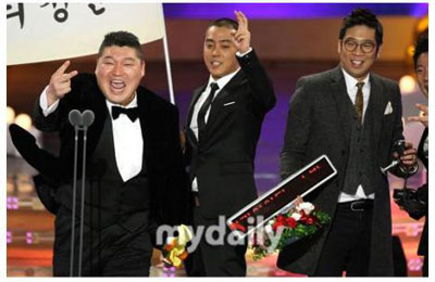 Kang Ho Dong ได้รับรางวัล Entertainment DaeSang เป็นปีที่ 2 ติดต่อกัน