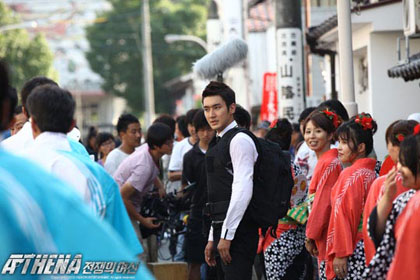 Choi Si Won เล่นบทแอ็คชั่นกลางถนนในญี่ปุ่น
