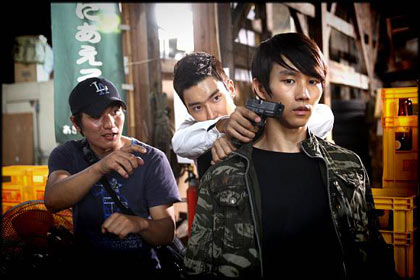 Choi Siwon (Super Junior) ในโฆษณาโทรศัพท์มือถือ SK Telesys W S-100 ‘Reaction’