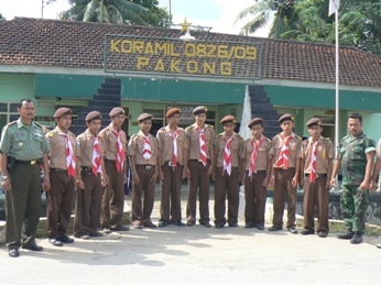 Foto Bareng Dengan Komandan KORAMIL 0826/09 Foto Bareng Dengan Komandan KORAMIL 0826/09