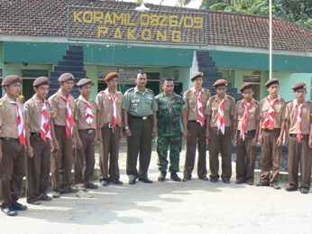Foto Bareng Dengan Komandan KORAMIL 0826/09 Foto Bareng Dengan Komandan KORAMIL 0826/09