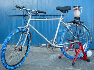a bicycle with a food blender installed on the rack over the rear wheel. It uses a dynamo to power the blender