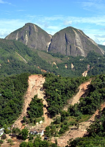 [duas_pedras_deslizamentosrochas[5].jpg]