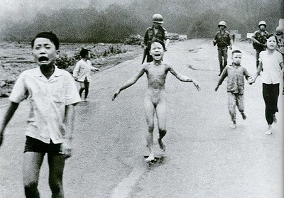 [Kim Phuc, menina de 9 anos, nua, sob o bombardeio de Napalm, 1972 , Vietnã[6].jpg]