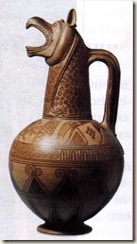 Cerâmica grega modelada em cabeça de grifo proveniente das ilhas Cíclades Cerâmica grega modelada em cabeça de grifo proveniente das ilhas Cíclades