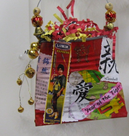 [2010 Chinese New Year tree and pockets number 2 010[4].jpg]