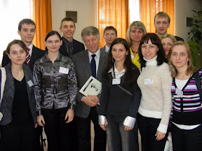 Studenci KNBB z profesorem Miodkiem, go�ciem konferencji