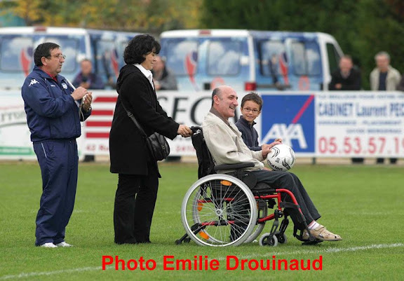 Thierry Boisseau donne le coup d'envoi du match