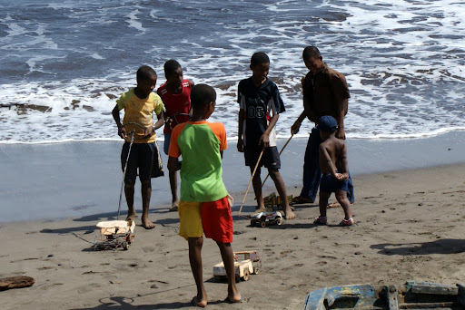 Crianças com carrinhos de arame em Cabo Verde