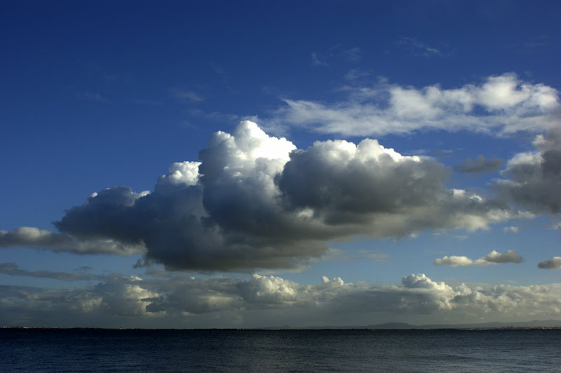 Nuvens correndo um rio