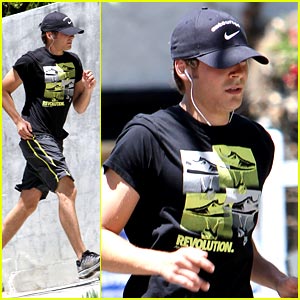 zac-efron-revolution-runner.jpg